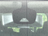 【エマージェンシーブレーキ】走行中に前方の車両等を認識し、衝突しそうな時は警報とブレーキで衝突回避と被害軽減をアシスト。より安全にドライブをお楽しみいただけます。