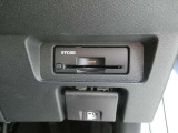 純正ETC2.0付 料金所もスムーズに通れ、割引料金の適用もあります。ビルトインできれいに収まっており、見た目もスマートです。