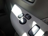 電動格納式ドアミラーですので運転席からミラーを調節していただけます♪