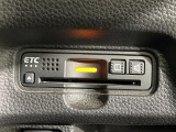 【ETC】有料道路を利用する際に料金所で停止することなく通過できる、ETC車載器(ノンストップ自動料金収受システム機器)が装備されています。セットアップを行うことで利用可能になります。
