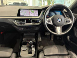 コックピットは、BMWらしくセンター・コンソールがドライバーに向けて傾けられた設計になっています。