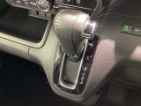 インパネシフトを採用しているので、前席の足元も広々としています。運転席と助手席の行き来もスムーズです!