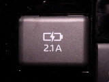 充電用USB端子付き。スマートフォンなどの充電に便利です。