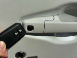 携帯キーを持っておくだけ、車内にあるだけでエンジンをかけることが出来ます。こちらのボタンを押すだけでいちいちキーを探さなくてもエンジンをかかることができるすぐれものです。