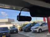 後方と室内を映すドライブレコーダーになります。