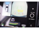 それぞれのカメラをつなぎ合わせ上から見たような画像が映し出される全周囲カメラ装備です。