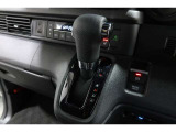 インパネシフトだから視線の移動も少なく足元もスッキリ♪運転席もゆったりしているのでゆとりを持ってドライブできますね!