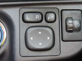 日本の駐車場は幅が広くないところが多くて、乗り降りが大変だったりしますよね。電動ミラーがあれば、室内でミラーをたためるので、駐車するときも便利ですね。