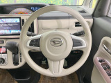 インテリアに合わせたデザインのステアリングは、運転される方のことも考え、運転しやすい形状、大きさです。是非一度、実際に触ってお確かめください。