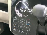【オートエアコン】一度お好みの温度に設定すれば、車内の温度を検知し風量や温度を自動で調整。暑い&hellip;寒い&hellip;と何度もスイッチ操作をする必要はありません。快適な車内空間には必須の機能ですね♪