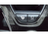 アドバンスト パーク付きです。カメラやソナーによって、周囲を監視しながら駐車を支援。障害物を検知した場合には警報を鳴らし、ブレーキ制御を行うことで接触回避を支援します。