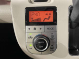 【オートエアコン】一度お好みの温度に設定すれば、車内の温度を検知し風量や温度を自動で調整。暑い&hellip;寒い&hellip;と何度もスイッチ操作をする必要はありません。快適な車内空間には必須の機能ですね♪