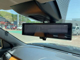 インテリジェントルームミラーは、車両後方のカメラ映像をミラー面に映し出すので、同乗者や積み荷などの車内状況や、天候などに影響されずいつでもクリアな後方視界が得られます。