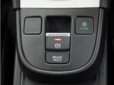 電子制御パーキングブレーキ搭載で指一本で簡単に操作することができます。さらに停車中に、ブレーキペダルを踏み続けなくても、自動的にブレーキを保持する機能である、オートマチックブレーキホールド付きです。