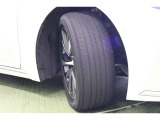 タイヤサイズはハイスペックな 245/50R19。京都トヨタにてこの車をご成約のお客様に限り、タイヤ4本を当社指定【新品】タイヤに交換します。