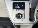 【オートエアコン】「AUTO」スイッチを押すだけで、冷暖房の切り替えや風量、吹き出し口の調整などを自動で行います。