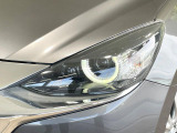 【LEDヘッドライト】悪天候や夜間走行時も良好な視界を確保し安心して運転できる高輝度LEDヘッドライトを装備!点灯速度が早く、消費電力も抑えられています。