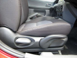 一人一人に合ったポジションにシートを細かく調整することが出来ます。長時間の運転でも疲れにくくなり、安心して運転することに寄与します。