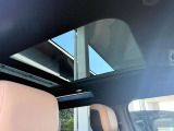 サンルーフは車の外観にもアクセントを加えることができます。特に大きなサンルーフやパノラマサンルーフ(全景タイプ)は、車のデザインにスタイリッシュな要素を追加し、車全体の高級感や魅力を引き立てます。