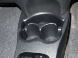 運転席と助手席の間にドリンクホルダーが付いています!