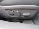運転席には、パワーシートが装備されています。シートの上下前後、背もたれの前後とランバーサポートが装備されています。