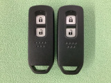 スマートキーを装備しています。鍵を差し込むことなくドアロックの開け閉めと、スタートボタン操作でのエンジンスタートができます。スペアキーも同じものを用意しております。