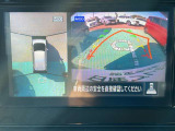 空から見ているような視点で周囲が確認できるアラウンドビューモニター、見下す映像によって縦列駐車もラクラク、ビュー切り替えで後方や左サイドの死角もこわくない!もちろんナビ画面への表示もできます。