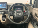 ホンダセンシング装着車となっております。衝突軽減ブレーキ、誤発進抑制機能、歩行者事故低減ステアリング、路外逸脱抑制機能、アダプティブクルーズコントロール、車線維持支援システム他、安全運転を幅広く支援。
