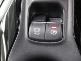 「HOLD」スイッチを押し、システムONの状態にしておくことで、渋滞や信号待ちなどでブレーキを踏んで停車した時にブレーキを保持。アクセルを踏むと解除されます。