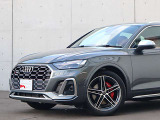 ●Audiが最初に採用したLEDポジショニングランプ。シャープなラインで昼間でも点けていたいと思うほど上品でオシャレです。夜間走行時はさらに目立ちます!