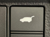 【パワーバックドア】スマートキーや運転席のボタンを押すだけでリアゲートが自動で開閉します!荷物を持っている時や、高い位置にあるバックドアを閉める際に便利な機能です♪