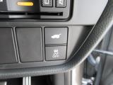 パワーテールゲートの開閉、横滑りを防ぐVSA等のスイッチ類は運転席の右側、手の届きやすい位置にあります。