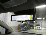 ルームミラーは、車両後方のカメラ映像をミラー面に映し出すので、乗車人数や荷物の量に影響をされずいつでもクリアな後方視界が得られます