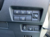 両側電動スライドドアは運転席からも開閉可能です(^^)/冬にうれしいハンドルヒーター完備(^^)/