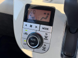 【オートエアコン】一度お好みの温度に設定すれば、車内の温度を検知し風量や温度を自動で調整。暑い&hellip;寒い&hellip;と何度もスイッチ操作をする必要はありません。快適な車内空間には必須の機能ですね♪