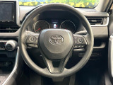 インテリアに合わせたデザインのステアリングは、運転される方のことも考え、運転しやすい形状、大きさです。是非一度、実際に触ってお確かめください。