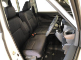 運転席の座面高さを調整できるシートリフターが付いています。フロントシートはベンチシートを採用で、座面も広く使い勝手もいいですよ♪