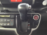 シフトレバーが高い位置にあるため、視線移動が少なく、運転中でも自然な姿勢で操作できます。