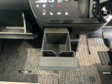 前席側中央にドリンクホルダーあります♪運転中でも手が届きやすい位置にあって使い易いです♪