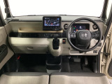 車内は光触媒抗菌消臭施工済です。インパネ周りはスタイリッシュなデザインで機能や装備も充実しています。グローブボックスやカップホルダーのほかにトレーなどたくさんの収納スペースが付いています。
