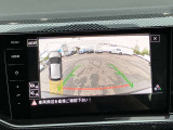ギアをバックに入れると自動的に車両の後方の映像を映し出します。車庫入れや縦列駐車を行う際に役に立つガイドラインが表示され運転をサポートしてくれます.