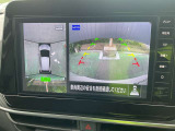 上から見下ろしているような視点で周囲が確認できるアラウンドビューモニターです。上から見下らしているような映像によって縦列駐車もラクラク、駐車が苦手な人の強い味方です!