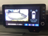 バックギアに入れますとご覧のような画像に自動的に切り替わります。車庫入れ時に役立ちます。