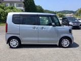 狭い駐車場でも、スライドドアならチャイルドシートへのお子さまの乗降や荷物の積載もスムーズ。