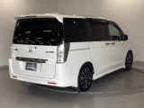 スライドドアは通常のドアに比べて、車のボディーに対し平行に開閉し、開けてもスペースを取りません。出入り口が大きいドアはお子様のいるご家庭はもちろん、混んだ駐車場でも大活躍です!