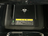 ワイヤレス充電器ついてます!スマートフォンを置くだけで充電可能。ケーブルをつなぐ煩わしさがありません。