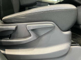 運転席はご自身の適切な運転ポジションへ移動可能なラチェットが付いております。