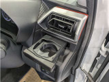 便利なカップホルダーを装備しています。 缶ジュースを開けて運転していると振動で倒れないかヒヤヒヤ、意外と置き場に困るもの。 意外に重要な装備ですね。