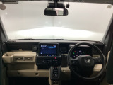 フロントガラスが大きく、ワイドな視界で運転もしやすくなるように設定されています。
