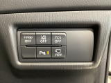 運転席脇のクラスタースイッチ部分にはカメラ切り替えスイッチ、パーキングセンサー、その他走行系スイッチを集中配置しております。